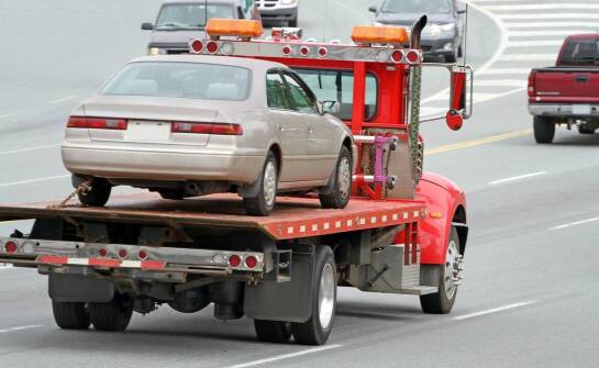 Autoholowanie – co warto wiedzieć o pomocy drogowej i holowaniu pojazdów