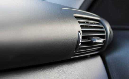 Odgrzybianie klimatyzacji samochodowej – skuteczne sposoby i porady