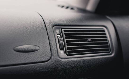 Odgrzybianie klimatyzacji samochodowej – skuteczne metody oraz korzyści