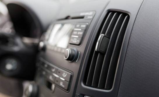 Odgrzybianie klimatyzacji samochodowej – dlaczego regularność ma znaczenie