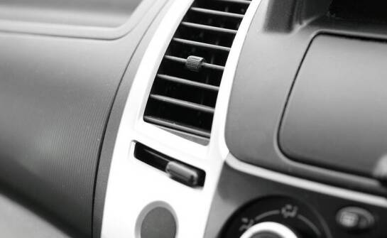 Odgrzybianie klimatyzacji samochodowej – co warto wiedzieć przed sezonem