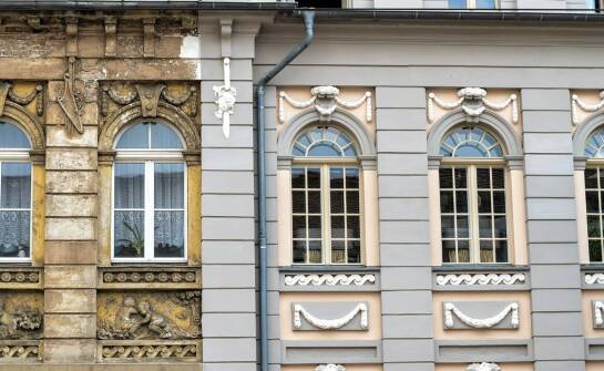 Nowoczesne trendy i materiały w elewacjach zewnętrznych budynków