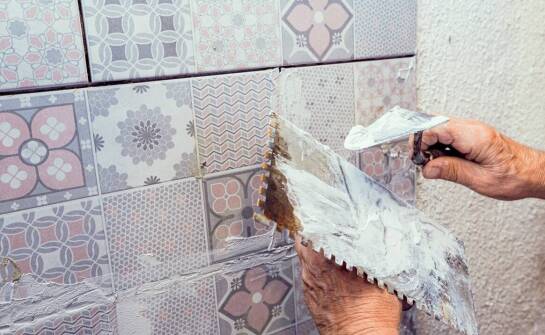 Kafelkowanie ścian i podłóg – wszystko, co warto wiedzieć przed remontem