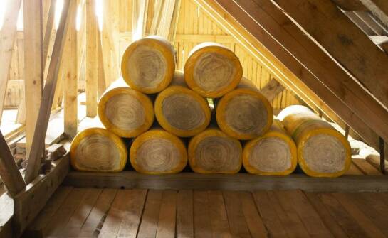 Ocieplenie poddasza wełną mineralną – zalety, koszty i etapy prac