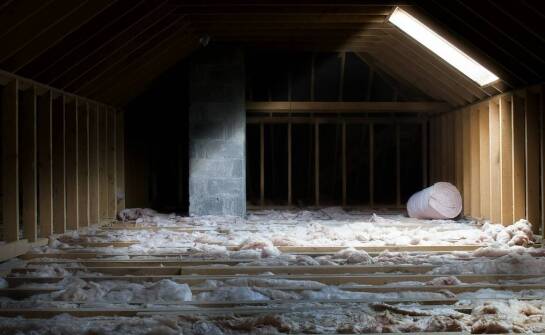Izolacja poddasza wełną mineralną – skuteczne sposoby ocieplenia domu