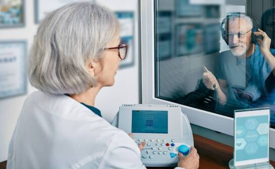 W jaki sposób innowacyjne technologie medyczne są wdrażane w praktyce klinicznej?