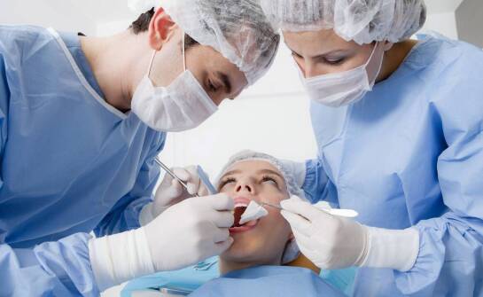 Chirurgia stomatologiczna – co warto wiedzieć o zabiegach i ich przebiegu