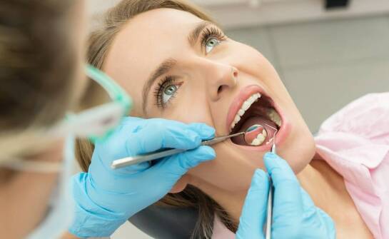 Czym charakteryzuje się zaufany stomatolog i jakie usługi oferuje dentysta