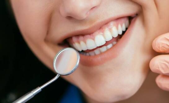 Nowoczesne metody wybielania zębów – skuteczność i bezpieczeństwo zabiegu
