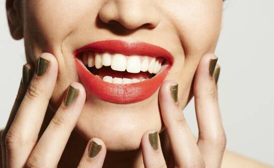 Lakowanie i lakierowanie zębów – na czym polegają i kiedy warto je wykonać