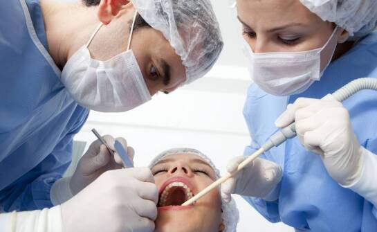 Chirurgia stomatologiczna – kiedy warto skorzystać z pomocy specjalisty