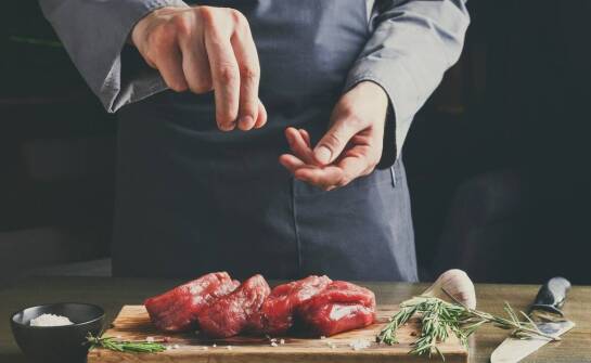 Swojskie wędliny – tradycyjne smaki i sekrety domowych wyrobów
