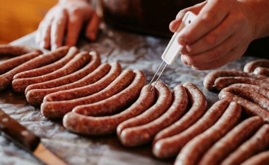 Tradycyjne receptury kiełbas swojskich – historia i sekrety smaku