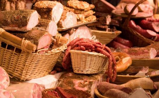 Sekrety przygotowania domowych wędlin według tradycyjnych receptur