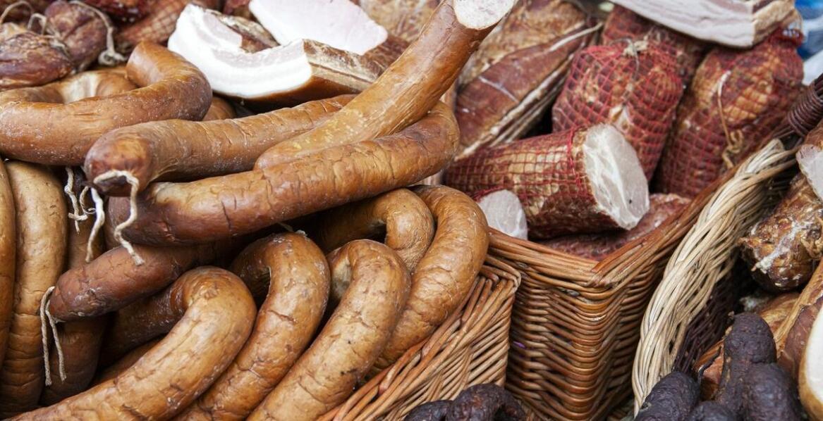 Tradycyjne wędliny – historia, rodzaje i sekrety dawnych receptur