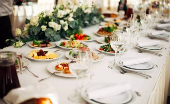 Wiejski stół – tradycja i smaki na przyjęciach i weselach