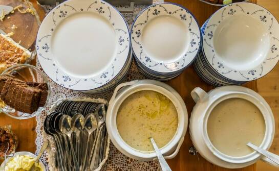 Wiejski stół – tradycyjne smaki i pomysły na efektowną oprawę przyjęcia