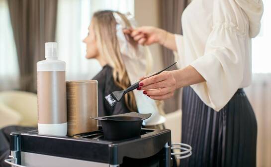 Zabiegi kosmetyczne – najnowsze trendy i popularne usługi w salonach piękności
