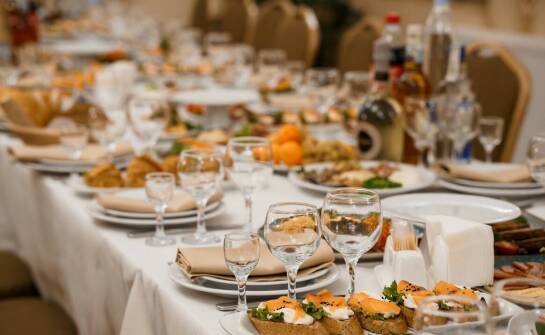 Catering okolicznościowy – pomysły na niezapomniane przyjęcie i uroczystość