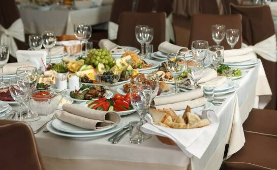 Catering na imprezy i uroczystości – pomysły i inspiracje na wyjątkowe menu