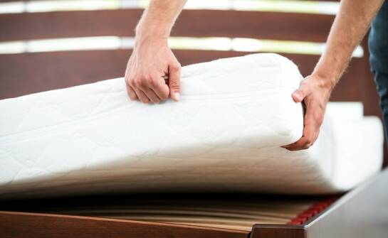 Pokrowce na materace — funkcje, materiały oraz zastosowanie w codziennym użytkowaniu