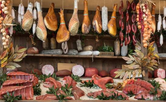 Tradycyjne wyroby wędliniarskie – smaki, rodzaje i sekrety produkcji