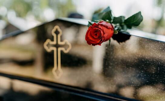 Usługi pogrzebowe – przebieg ceremonii i wsparcie w trudnych chwilach