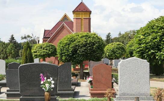 Usługi pogrzebowe – wszystko, co warto wiedzieć przed organizacją pochówku