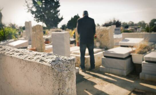 Jak wygląda proces przygotowania ciała do pochówku według tradycyjnych zasad