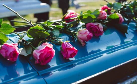 Ceremonie pożegnania – tradycje i zwyczaje związane z organizacją pogrzebu