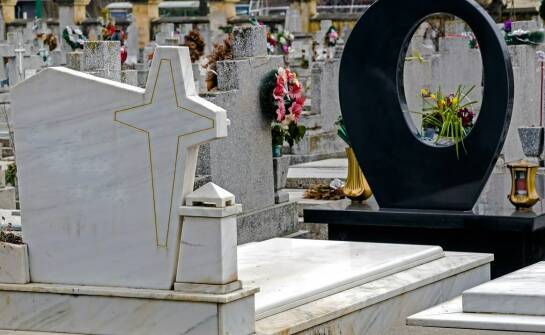 Kremacje – wszystko, co warto wiedzieć o współczesnych ceremoniach pożegnania