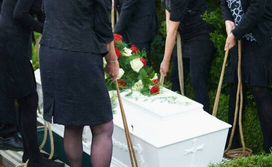 Usługi pogrzebowe – kompleksowe informacje na temat organizacji pochówku