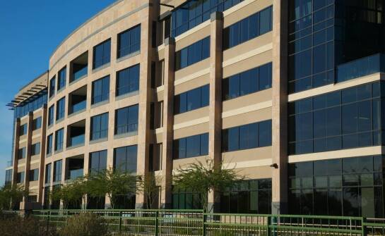 Jakie są korzyści z regularnego mycia elewacji budynków biurowych?