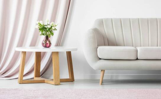 Jak wybrać akcesoria meblowe do salonu i sypialni? Inspiracje i porady