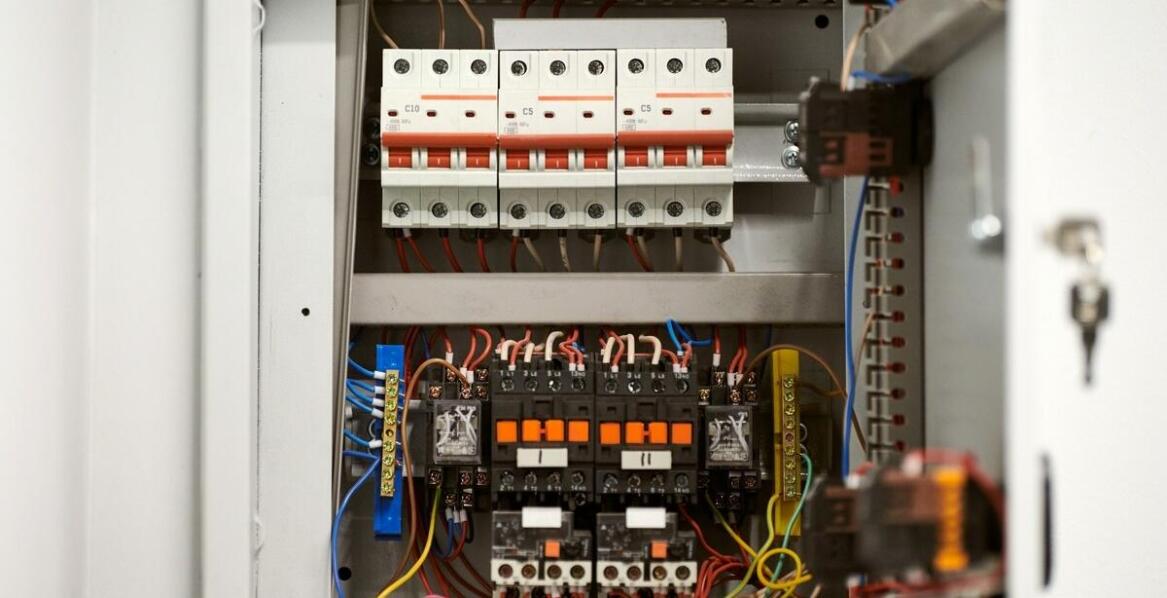 Korzyści z instalacji kondensatorów mocy biernej w domowych systemach energetycznych