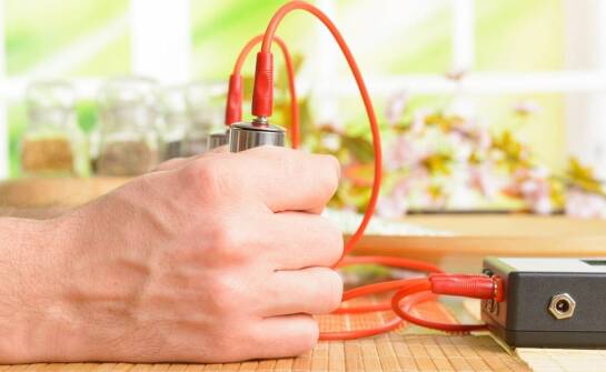 Przepusty kablowe do blatów – funkcjonalność i estetyka w biurze i domu