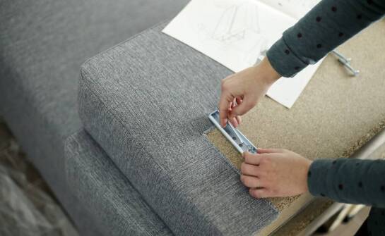 Ślizgacze meblowe – skuteczna ochrona podłóg i wygodne przesuwanie mebli