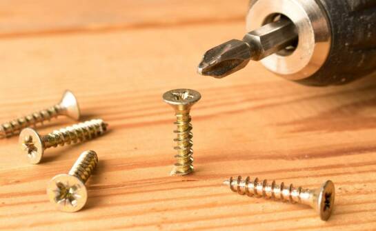 Śruby do mebli – rodzaje, zastosowania i praktyczne porady montażowe