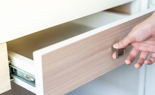 Uchwyty do szuflad – inspiracje i praktyczne rozwiązania w aranżacji wnętrz