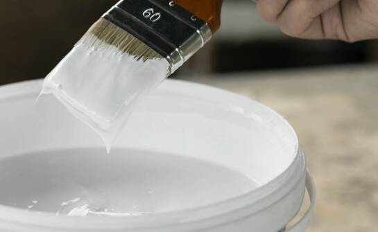 Lakierowanie na mokro – technologia, zastosowania i zalety tej metody