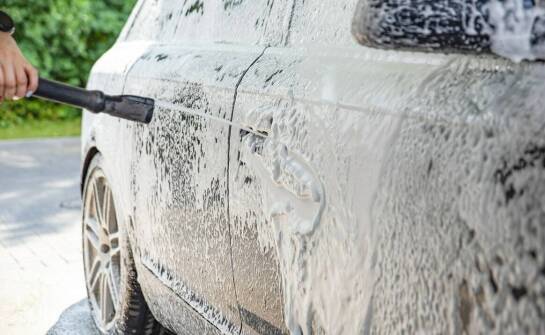 Lakierowanie na mokro – najczęstsze pytania i odpowiedzi dotyczące metody