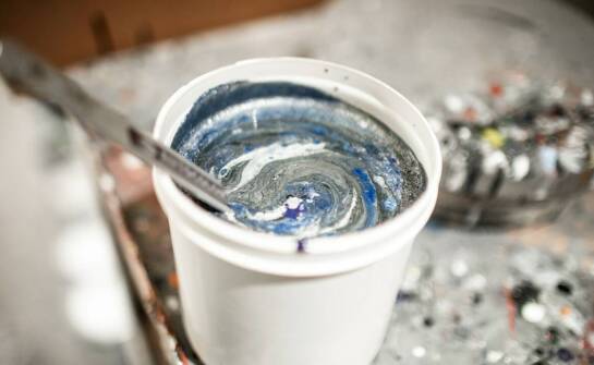 Malowanie na mokro – zastosowanie, zalety i najważniejsze informacje