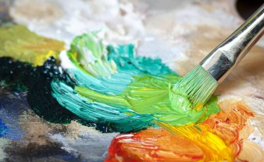 Malowanie na mokro – techniki, zastosowania i korzyści tej metody