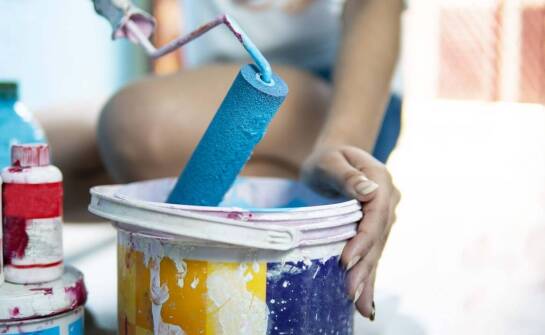 Malowanie na mokro – technika, zastosowania i zalety tej metody