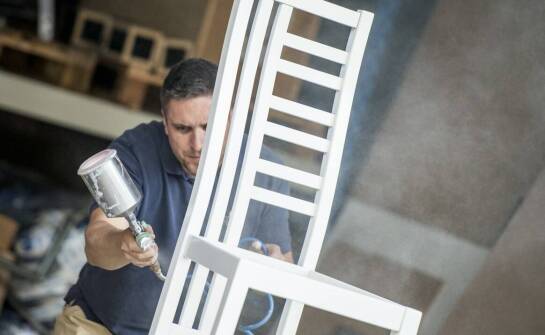 Lakierowanie mebli – proces, rodzaje powłok i praktyczne zastosowania