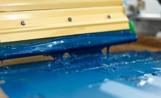 Malowanie na mokro – technika i zastosowanie w nowoczesnych realizacjach