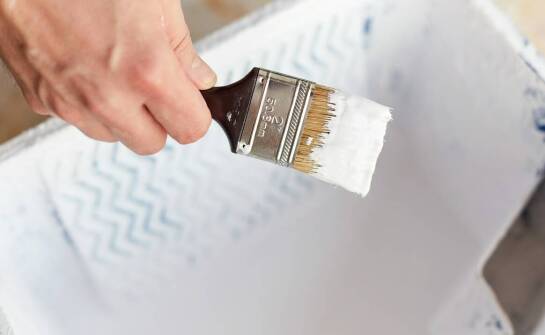 Malowanie na mokro – zalety i zastosowania popularnej techniki pokryć