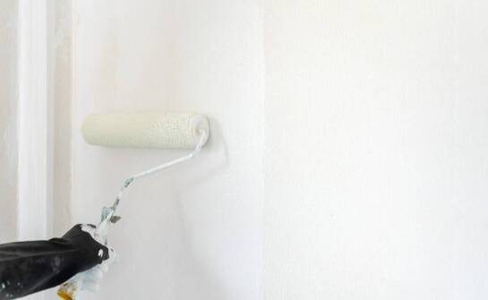 Malowanie na mokro – najważniejsze informacje i zastosowania w przemyśle