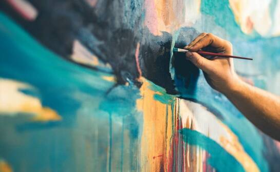 Malowanie na mokro – najważniejsze informacje i zastosowania techniki