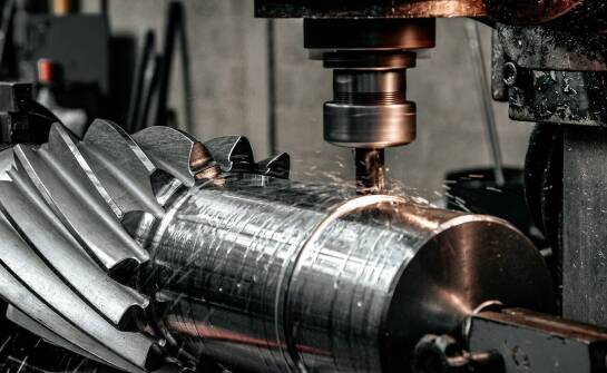 Zastosowanie i możliwości obróbki metali metodą toczenia CNC